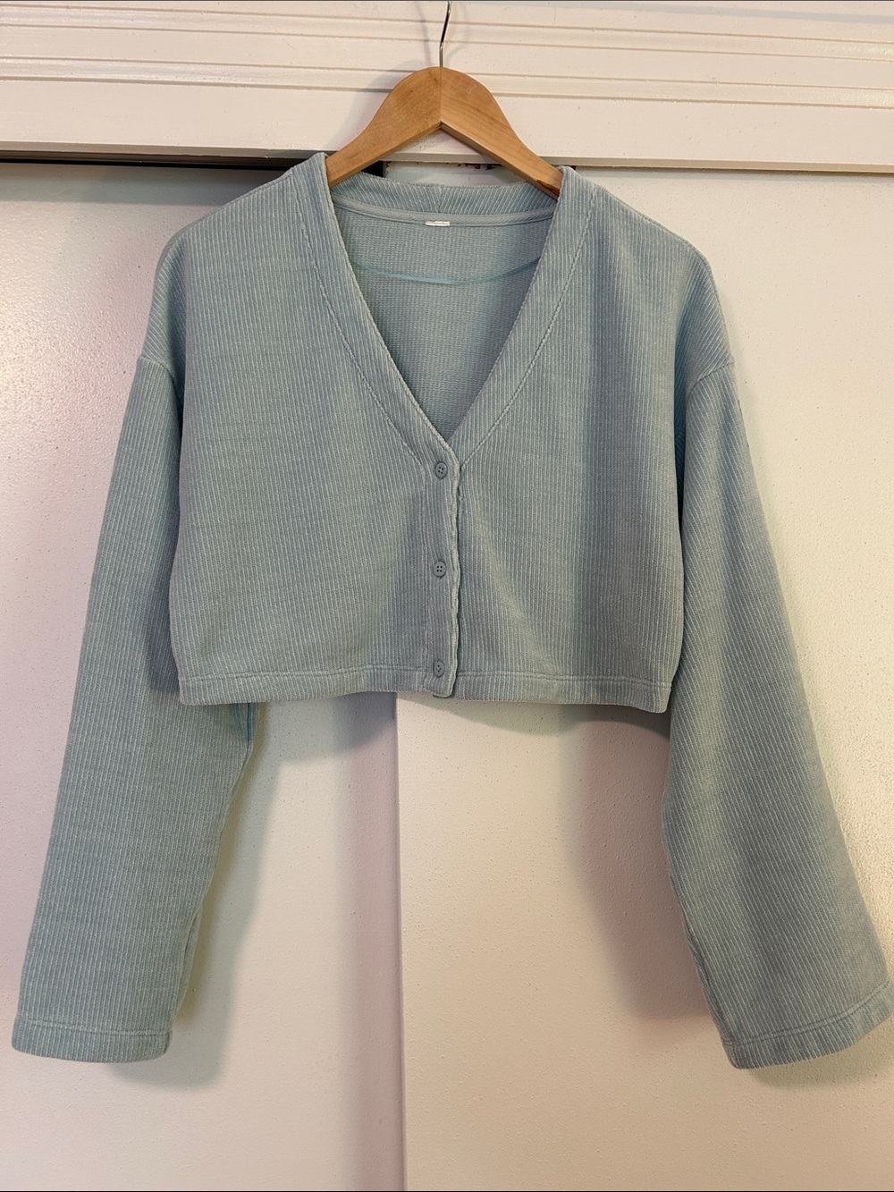 ALO Yoga Cropped Ribbed V-Neck Cardigan - Light Blue